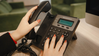 Фотография к новости: Қазақстандықтарды "банк қоңыраулары" қақпанға түсіруде: алаяқтар белсенділігі рекорд жаңартты