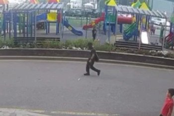 Фотография к новости: "Төбеңнен кірпіш құласын!". Қарағандыда қауіпті ойын ұйымдастырған жасөспірім іздестірілуде