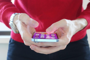 Аспаз әріптесінің телефонын ұрлап, несиеге қымбат iPhone рәсімдеп алған