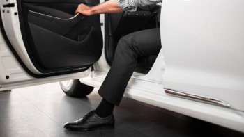 Фотография к новости: Лимузиндегі жанжал: Клиенттің заттарын дәретханаға тастаған жүргізуші жазаланды