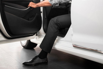 Фотография к новости: Лимузиндегі жанжал: Клиенттің заттарын дәретханаға тастаған жүргізуші жазаланды