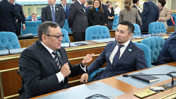 Фотография к новости: Депутат Мәжілісте анасын туған күнімен құттықтады