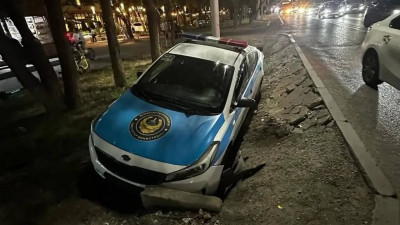 Алматыда күтпеген оқиға: полиция көлігі жол апатын болдырмау үшін арыққа түсті