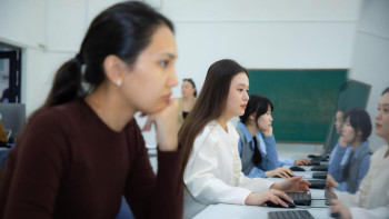 Фотография к новости: Елімізде 200 мыңнан астам мұғалім ЖИ-ді қолдануды үйренді