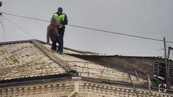 Фотография к новости: Көкшетауда ер адам шатырдан үйіне түспек болып, құлап кете жаздады