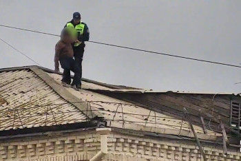 Фотография к новости: Көкшетауда ер адам шатырдан үйіне түспек болып, құлап кете жаздады