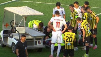 Фотография к новости: "Қайрат" қақпашысы Темірлан Анарбековті жасыл алаңнан зембілмен алып кетті