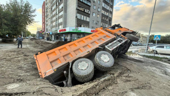 Фотография к новости: Семейде жүк көлігі шұңқырға түсіп кетті