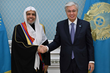 Фотография к новости: Тоқаев ислам лигасы басшысын "Достық" орденімен марапаттады