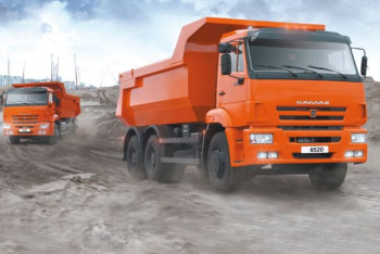 Фотография к новости: КАМАЗ жүргізушісі көлікті соққанын байқамай, оқиға орнынан кетіп қалған