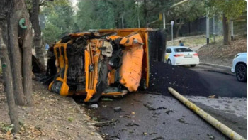 Фотография к новости: Алматыда жүк көлігі газ құбырына соғылып, аударылып қалды