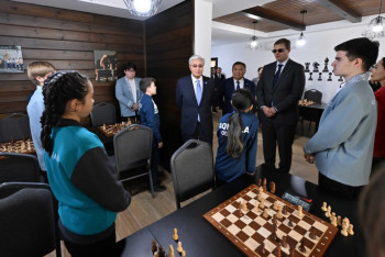 Фотография к новости: Президент жас шахматшылармен кездесті