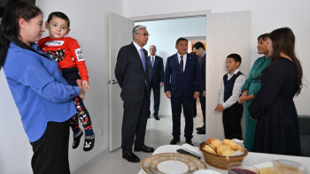 Фотография к новости: Президент баспаналы болған отбасыларды құттықтап, шаңырақтарынан дәм татты