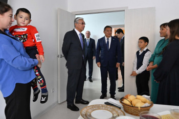 Фотография к новости: Президент баспаналы болған отбасыларды құттықтап, шаңырақтарынан дәм татты