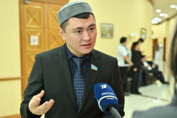 "Тіс емдей ме, той жасай ма, өзі біледі": Депутат зейнетақы жинағы туралы