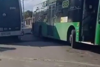 Фотография к новости: Алматыда автобустың астында асфальт опырылды