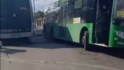 Алматыда автобустың астында асфальт опырылды