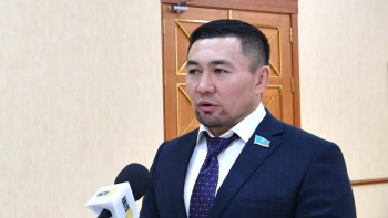 Фотография к новости: Мәжілісте анасын құттықтаған Ардақ Назаров өзін сынағандарға жауап берді