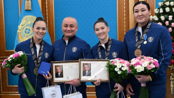 Фотография к новости: Президент әлем чемпионатында топ жарған боксшылар мен бапкерлерді марапаттады