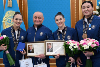 Фотография к новости: Президент әлем чемпионатында топ жарған боксшылар мен бапкерлерді марапаттады