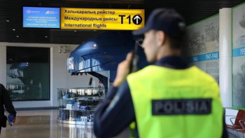 Фотография к новости: Әуежайдағы шу: "Астана – Ақтөбе" рейсінен қолына кісен салынған ер адамдар түсірілді