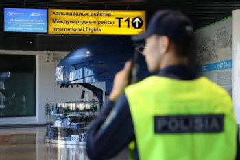 Фотография к новости: Әуежайдағы шу: "Астана – Ақтөбе" рейсінен қолына кісен салынған ер адамдар түсірілді