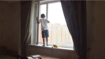 Фотография к новости: Петропавлда үш жасар бала 5-қабаттан құлап кетті