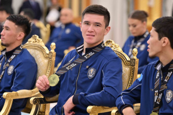 Фотография к новости: Тоқаев әлем чемпиондарын марапаттады: Әнұранымыз жеті рет шырқалған тарихи жеңіс