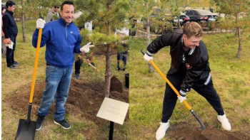 Фотография к новости: Backstreet Boys Астана тұрғындарымен бірге ағаш отырғызды