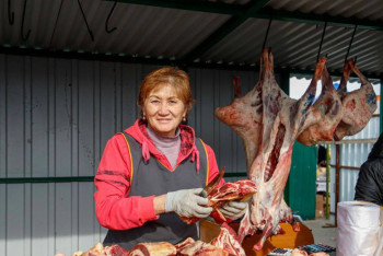 Фотография к новости: Қазақстандықтар жәрмеңкеден 195 тоннадан астам сиыр етін сатып алды