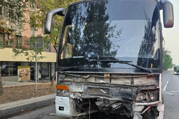 Фотография к новости: Алматыда Mitsubishi Lancer көлігі автобуспен соқтығысты: жүргізуші ауруханаға жатқызылды