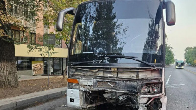 Алматыда Mitsubishi Lancer көлігі автобуспен соқтығысты: жүргізуші ауруханаға жатқызылды