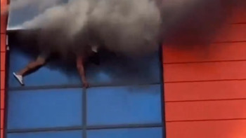 Фотография к новости: Шымкенттегі өрт: Ер адам көмек келгенше терезеде ілініп тұрды