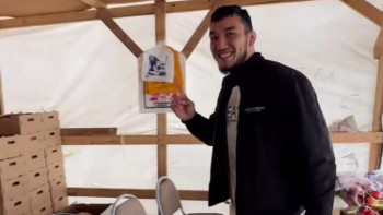 Фотография к новости: Әлем чемпионы Ризабек Айтмұхан жездесіне көмектесіп, жұрттың ықыласына бөленді