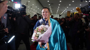 Фотография к новости: Астана әуежайында әлем чемпионы Айдос Сұлтанғалиді салтанатты түрде қарсы алды