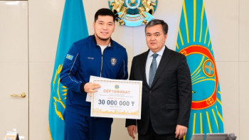 Фотография к новости: Ұлыбританиядан алтынмен оралған боксшыларға Астана әкімі 30 млн теңге сыйақы берді