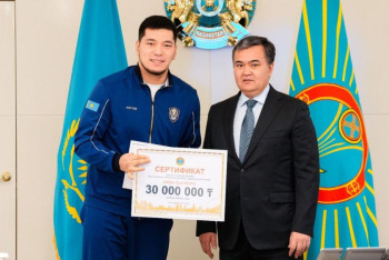 Фотография к новости: Ұлыбританиядан алтынмен оралған боксшыларға Астана әкімі 30 млн теңге сыйақы берді