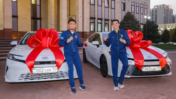 Фотография к новости: Тарихи жеңіс: Шымкент әкімі чемпиондарды құттықтап, пәтер мен автокөлік кілттерін табыстады