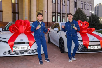 Фотография к новости: Тарихи жеңіс: Шымкент әкімі чемпиондарды құттықтап, пәтер мен автокөлік кілттерін табыстады