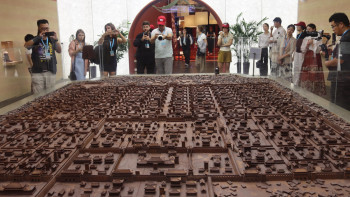 Фотография к новости: Қытайда 100 тонна шоколадтан тұратын музей көрсетілді. Көрмеде не бар?