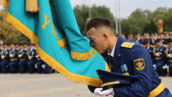 Фотография к новости: Ақтөбеде ұшқыштар даярлайтын институттың 100-ден аса түлегі офицер атанды