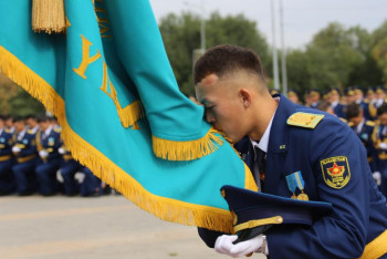 Фотография к новости: Ақтөбеде ұшқыштар даярлайтын институттың 100-ден аса түлегі офицер атанды