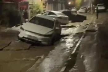 Фотография к новости: Жаңбыр жауса көлік батады: Алматыдағы Аманжол көшесіндегі мәселе қашан шешіледі