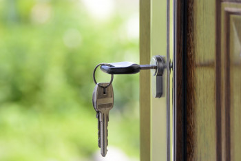 Фотография к новости: Қарағанды облысында 82 жетім мен жүздеген мұқтаж жанға пәтер берілді