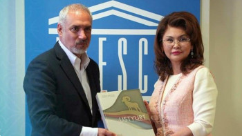 Фотография к новости: Балаева "Үстірт" нысанының құжаттамасын ЮНЕСКО-ға ресми түрде табыстады