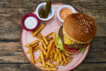 Фотография к новости: Ақтауда фастфудқа құмар ер адам ауыр халде ауруханаға шұғыл жеткізілді