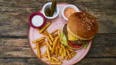 Ақтауда фастфудқа құмар ер адам ауыр халде ауруханаға шұғыл жеткізілді