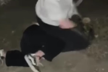 Фотография к новости: Атырауда студент қыз өз қатарласын ұрып-соғып, тепкілеп тастады