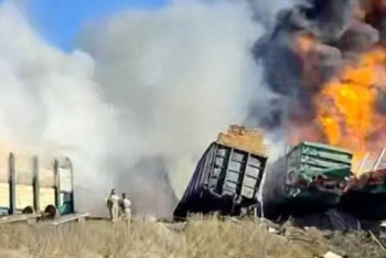 Фотография к новости: Жүк көлігі пойызбен соқтығысып, бензин тасымалдаған 18 вагон отқа оранды