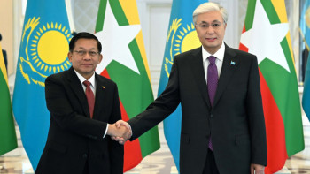 Фотография к новости: Тоқаев Мин Аун Хлайнмен келіссөз жүргізді